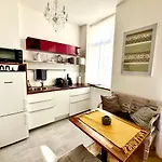 Cozy City Apartment Close To Metro - Self Check-In